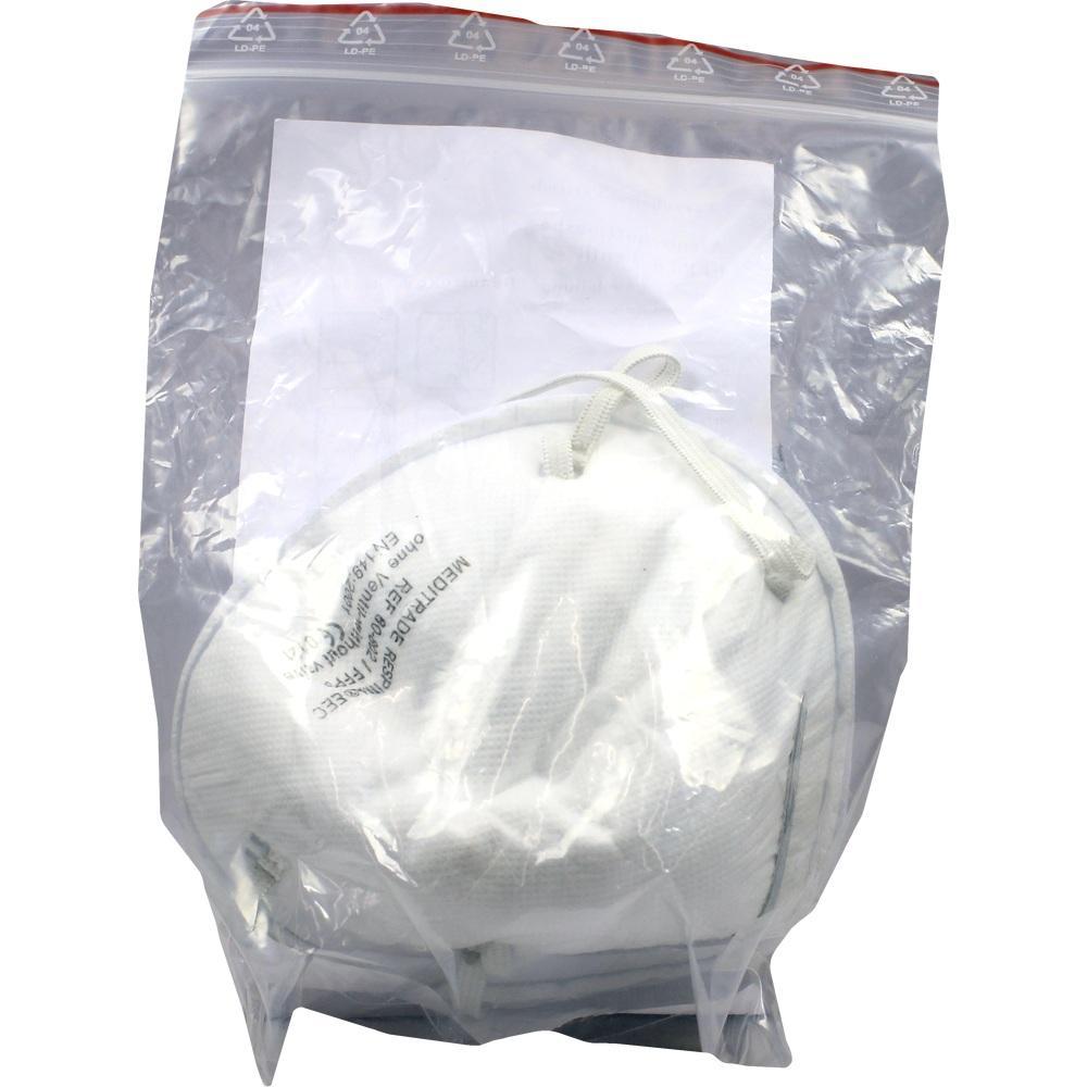 Eine weiße FFP2-Maske ist in einem durchsichtigen Plastikbeutel verpackt.